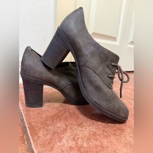 Women’s Dr Scholl’s heeled booties size 8